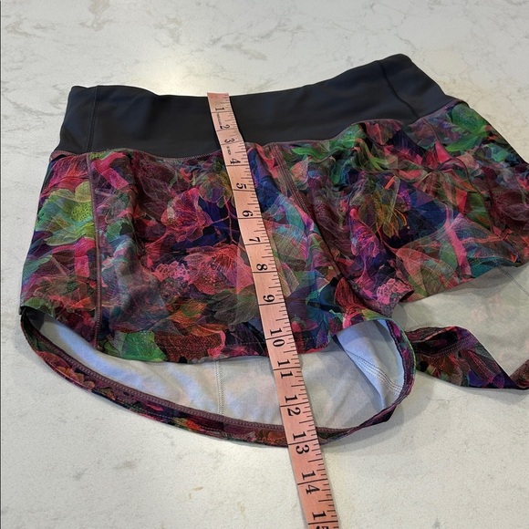 Lululemon Speed Up Low-Rise Lined Short 2.5” in Vivid Floral Multi/Graphite Grey - Picture 15 of 16